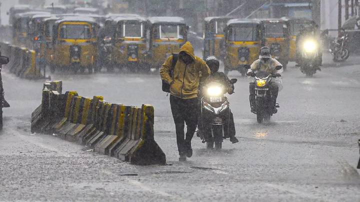Maharashtra Weather Update, October 30: IMD Issues Yellow Alert for 17 Districts as Cyclone Mointha Brings Heavy Rain