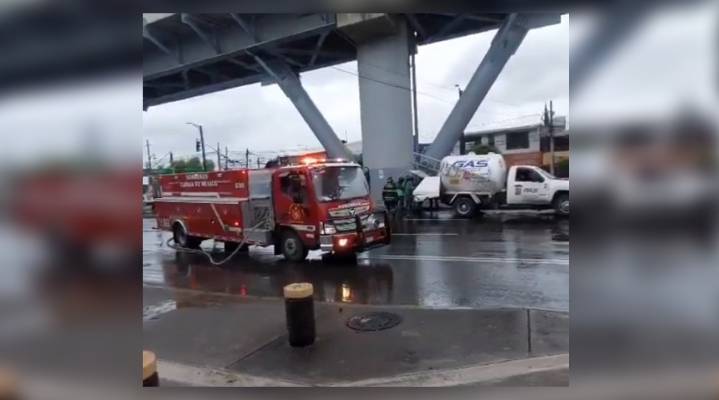 Pipa de gas choca contra camellón y se reporta fuga en Tláhuac; no hay lesionados