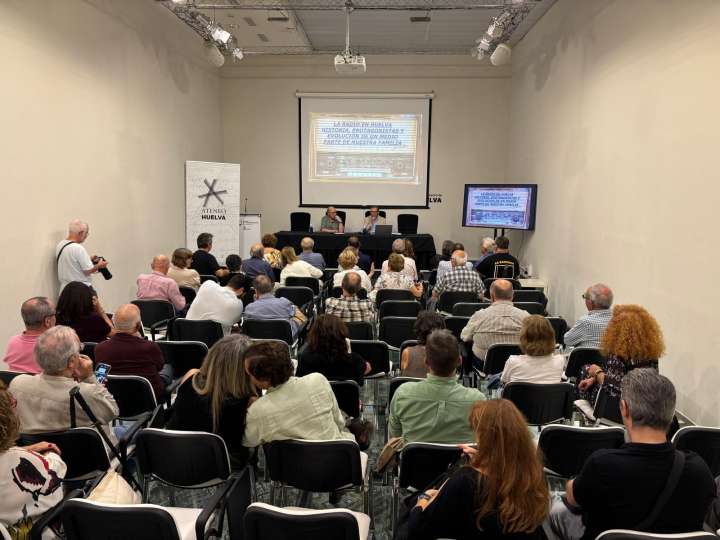 Terán realiza en el Centro Jesús Hermida un recorrido por la historia de la radio de Huelva