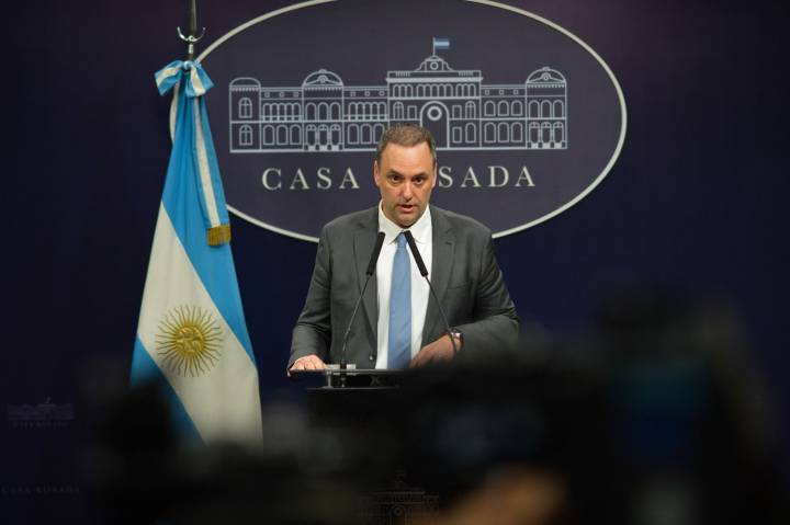 Adorni: «Agradecemos a todos los gobernadores que comprenden los cambios que Argentina necesita»