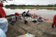 Recuperan 1.6 millones de litros de crudo derramados en río