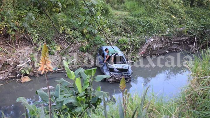 Vehículo cae al Canal de Ixtulco tras perder el control en curva del bulevar Revolución