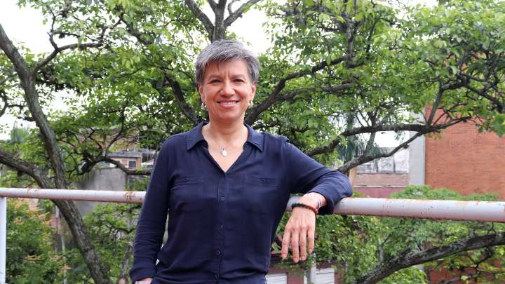 Claudia López fue abucheada por mencionar a Álvaro Uribe durante un congreso de empresarios