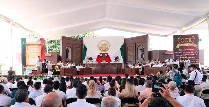 En pie, sesión solemne del Congreso de Michoacán en Apatzingán este 22 de octubre