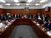 Vuelve y juega: Comisión aplaza debate de reforma a la salud