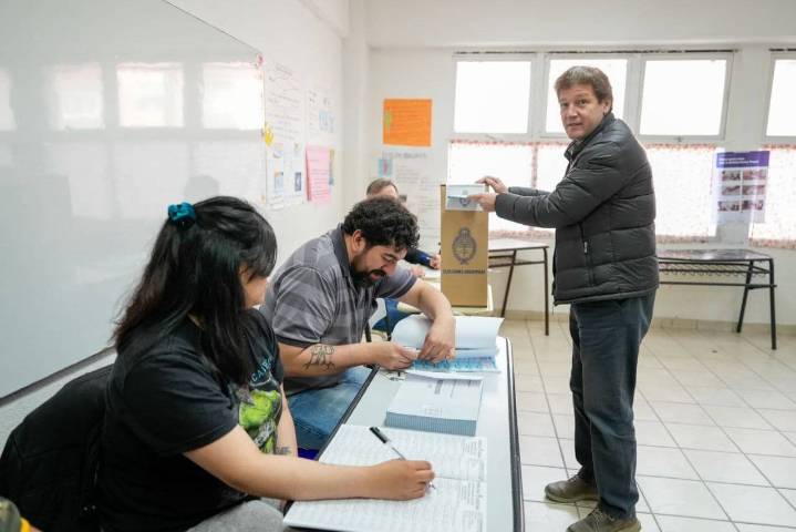Votó el Gobernador en el colegio Polivalente de Arte de Río Grande