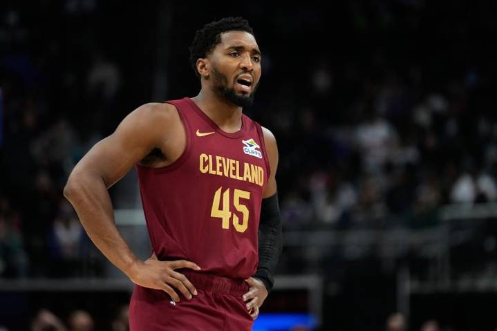 Donovan Mitchell scores 35 as the Cavaliers beat the Pistons 116