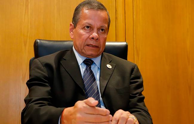Agobia corrupción a agencia de aviación; destituyen al general Miguel Enrique Vallín