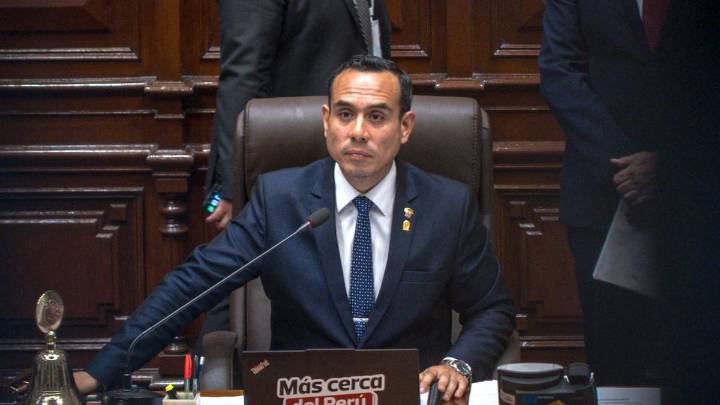 El presidente del Congreso peruano, el derechista José Jerí, asume la presidencia interina tras la destitución de Boluarte