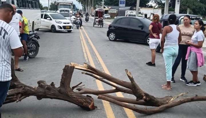 Comunidad de Ciénaga protesta por abandono tras fuerte aguacero