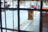 Video: una mujer resultó herida en un violento choque entre dos vehículos