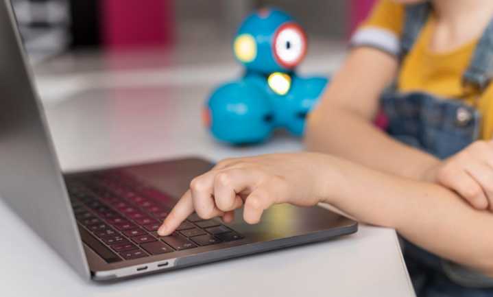 Alertan sobre riesgos del uso de inteligencia artificial en menores de edad.