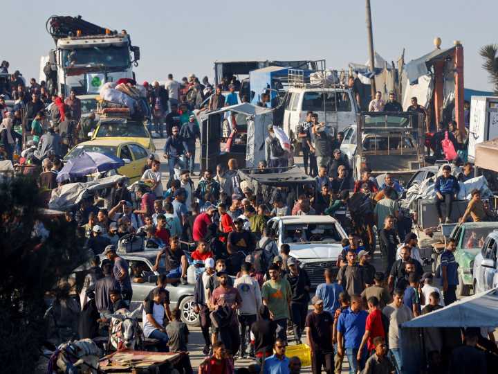 Tens of thousands return to shattered Gaza homes after ceasefire
