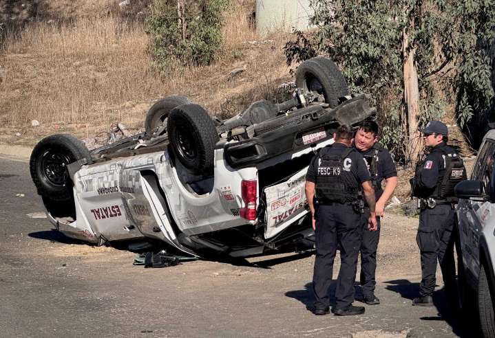 Unidad de la FESC se vuelca en Tijuana; 3 lesionados