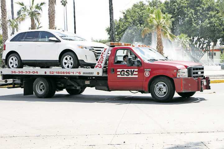 Empresarios denuncian por grúas “pirata”