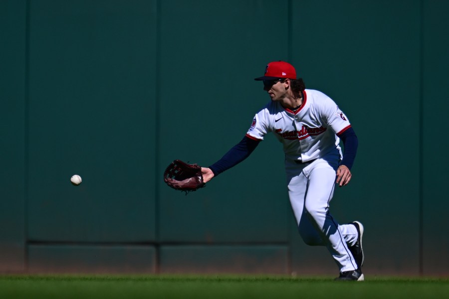 Cleveland's DeLauter drops fly ball in center on first ball in majors before making key play in 4th