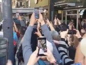"Hijo de p...". Milei y Karina fueron abucheados e insultados en el microcentro porteño