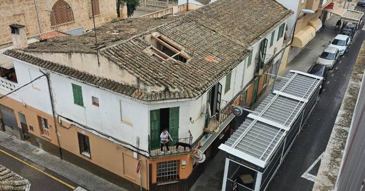 Cae el techo de un edificio en el Arenal de Llucmajor