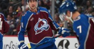 MacKinnon scores go-ahead goal early in 3rd, Avalanche beat Mammoth 2