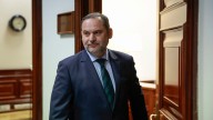 ¿Por qué Ábalos, acusado de "graves delitos", puede mantener el escaño de diputado?