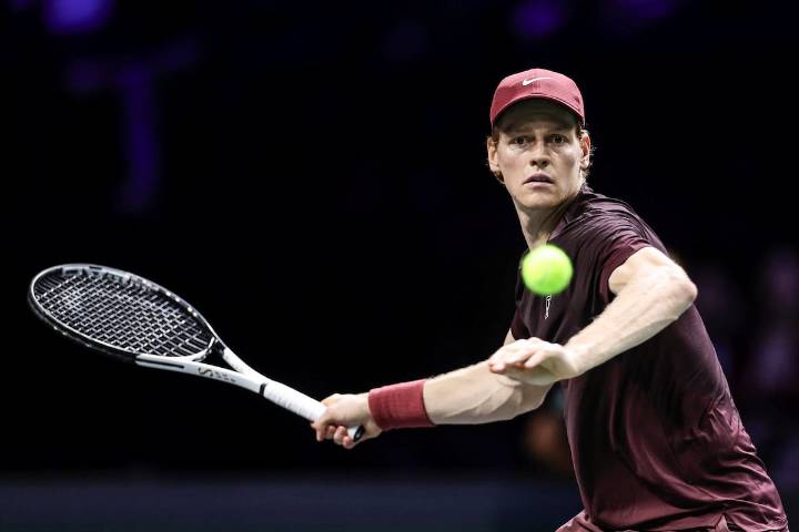 Sinner avanza firme en París tras vencer a Cerúndolo