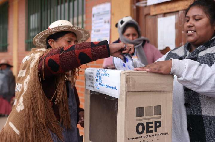 Mesas electorales abren en Bolivia para una inédita segunda vuelta presidencial