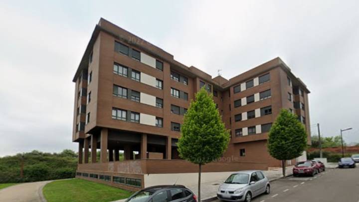 La Sareb reclama 20.000 euros de deuda a cada vecino del bloque de la calle Río Piloña, en Gijón: «No hay contrato que lo justifique»