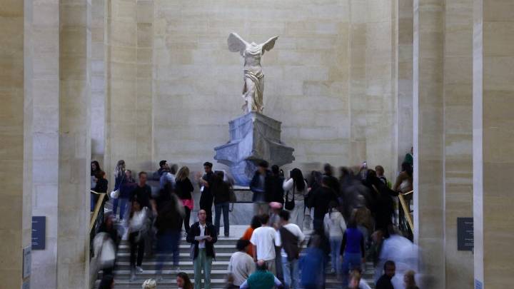 Caen dos sospechosos del robo en el Museo de Louvre; uno de ellos intentaba abandonar Francia