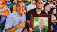 Falleció recientemente, pero su familia lo honró llevándolo al juego inaugural de los Naranjeros