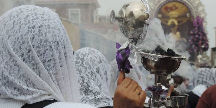 Sahumadoras del Señor de los Milagros: qué rol cumplen durante las procesiones del Cristo Moreno