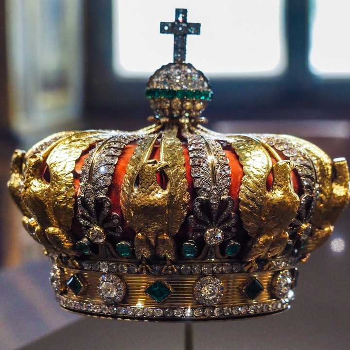 Louvre Heist: How Thieves Stole Priceless Jewelry in 7 Minutes