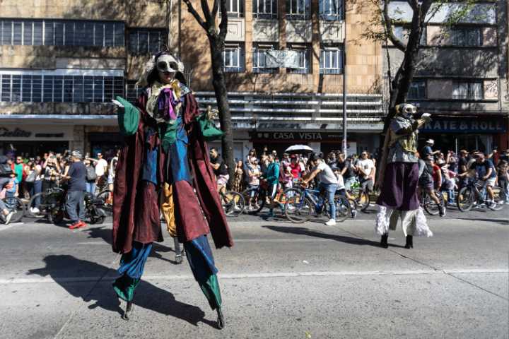 Cierra el Festival LATE con las Artes Escénicas con el desfile teatral “La Invasión de los Muñecos”