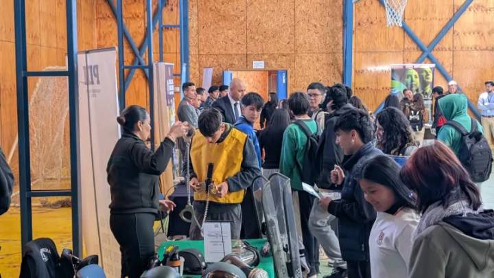 Feria de Oportunidades 2025: jóvenes de Chile Chico conocieron alternativas de estudios y carreras