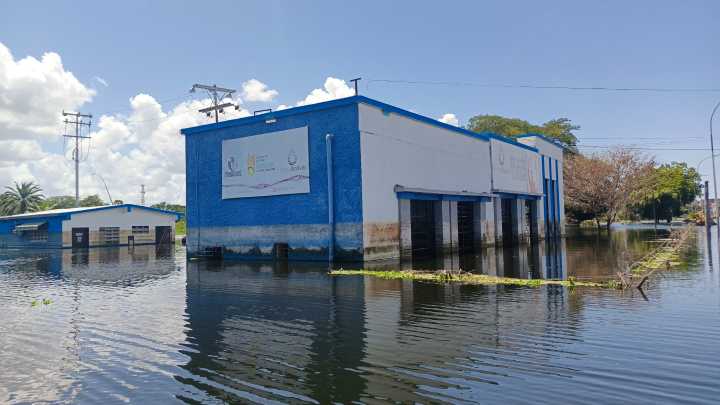 Piden declarar emergencia sanitaria por inundación en La Alameda