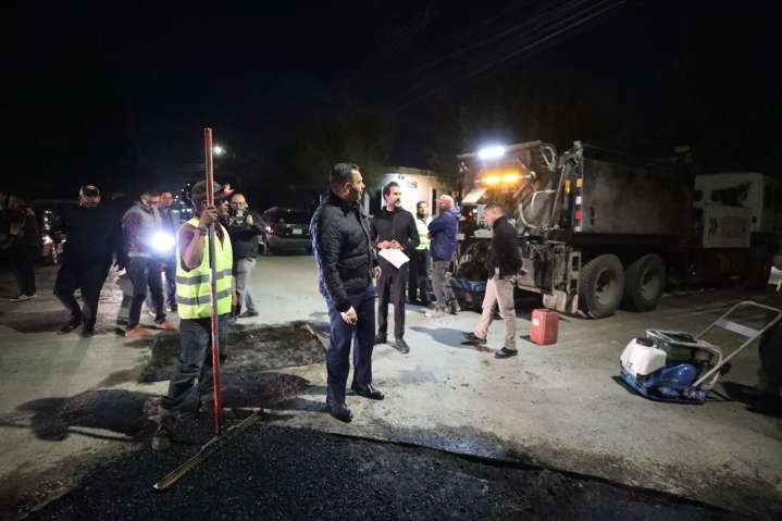 Supervisa alcalde trabajos de bacheo en calle Venezuela