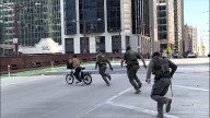 VIDEO: Repartidor Escapa de Agentes del ICE en Chicago; Así el Momento