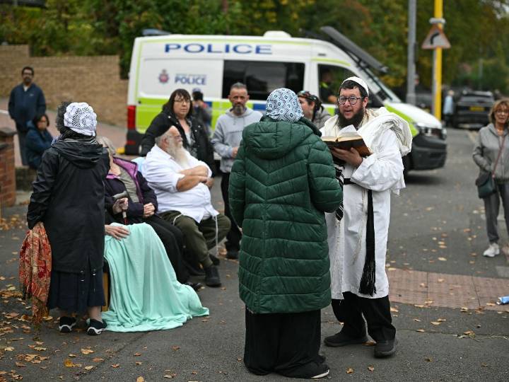 Dos muertos y tres heridos graves en un ataque frente a una sinagoga en Manchester
