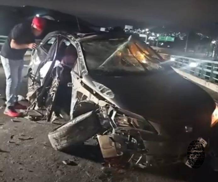 Quedó destrozado auto en puente de la Providencia