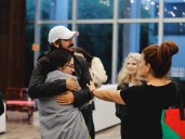 Reciben familiares en el AICM a 6 mexicanos de la Flotilla Global Sumud