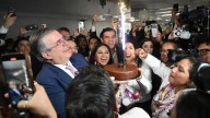 Reciben a Ebrard con porras, “Las Mañanitas” y pastel por su cumpleaños (Video)