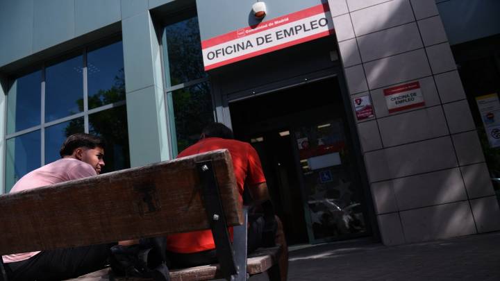 Cuándo se cobra el paro en octubre: días de pago en Caixabank, Santander, BBVA