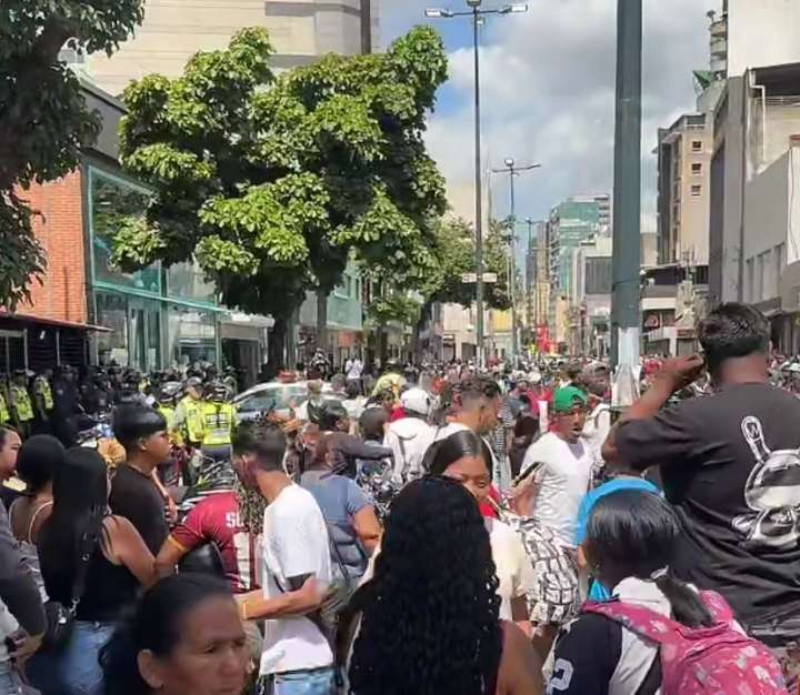 Desalojan a buhoneros en Sabana Grande