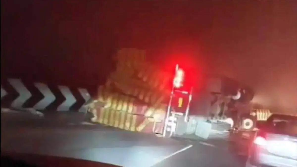 ¡Otra vez cierran la autopista Puebla-Orizaba! Ahora por volcadura de tractocamión