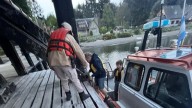 Dramático rescate de kayakistas en el Nahuel Huapi, sorprendidos por un fuerte viento