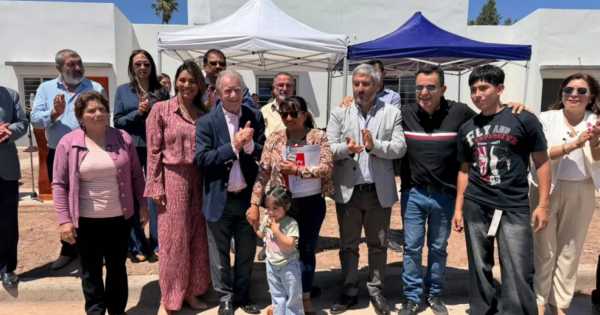 Veinte familias salteñas recibieron las llaves de su casa propia en El Galpón