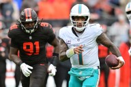 Deadspin | Tua Tagovailoa remains Dolphins' starting QB