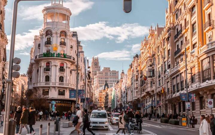 Un incendio en la azotea de un edificio obliga a cortar la Gran Vía de Madrid en ambos sentidos