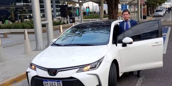 Lo contrataron para hacer un viaje privado, le perdieron el rastro y hallaron su auto incendiado en Córdoba