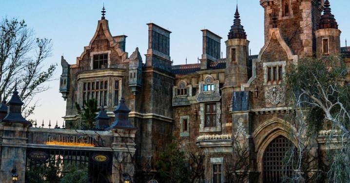 10 Scariest Mazes & Haunted Attractions This Year — The Ultimate Halloween Treat