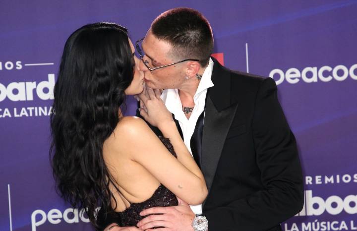 El emotivo beso de Kenia Os y Peso Pluma tras ganar el premio Vanguardia en los Billboard 2025